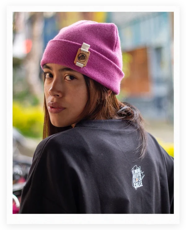Gorro color fucsia hebilla