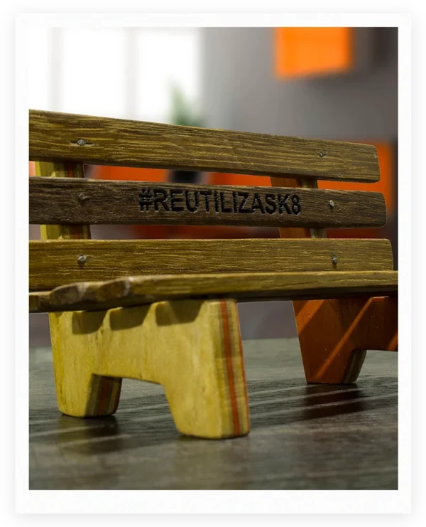 Base para Celular en Forma de Silla de Parque en miniatura con Madera de Skate Reciclado y Sapán - Imagen 3
