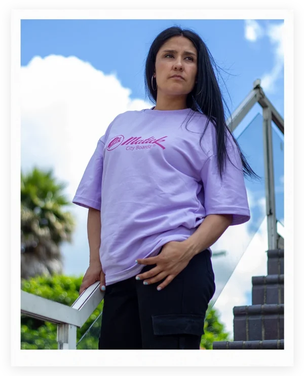 camiseta oversize mujer estampada color violeta malva